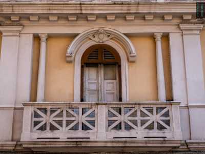 ...arcate con fregi e colonne impreziosite da gigli in pietra